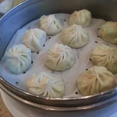 一碗中式点心小笼包